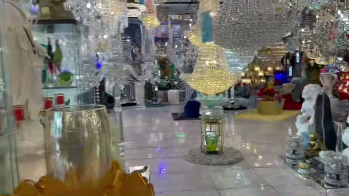 Bên trong showroom Quỳnh Nga Crystal Lighting